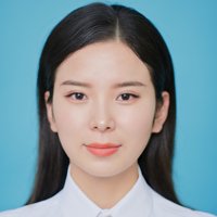 屈航英