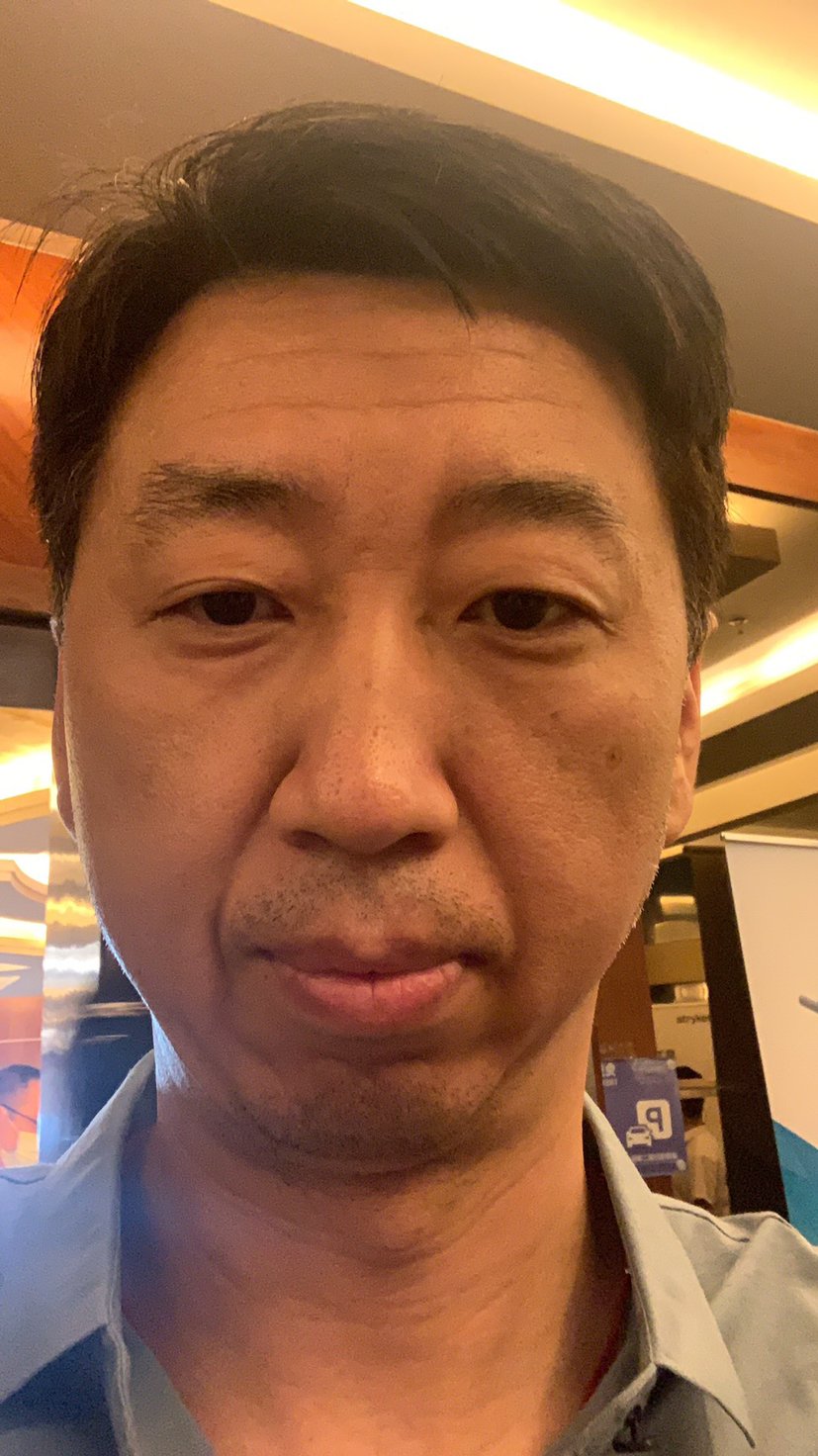 李震
